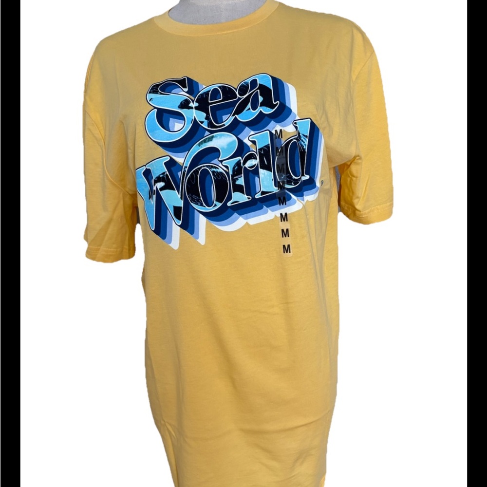 Seaworld Men’s Medium Yellow Crew Neck Short Sleeve T-shirt Front Graphic